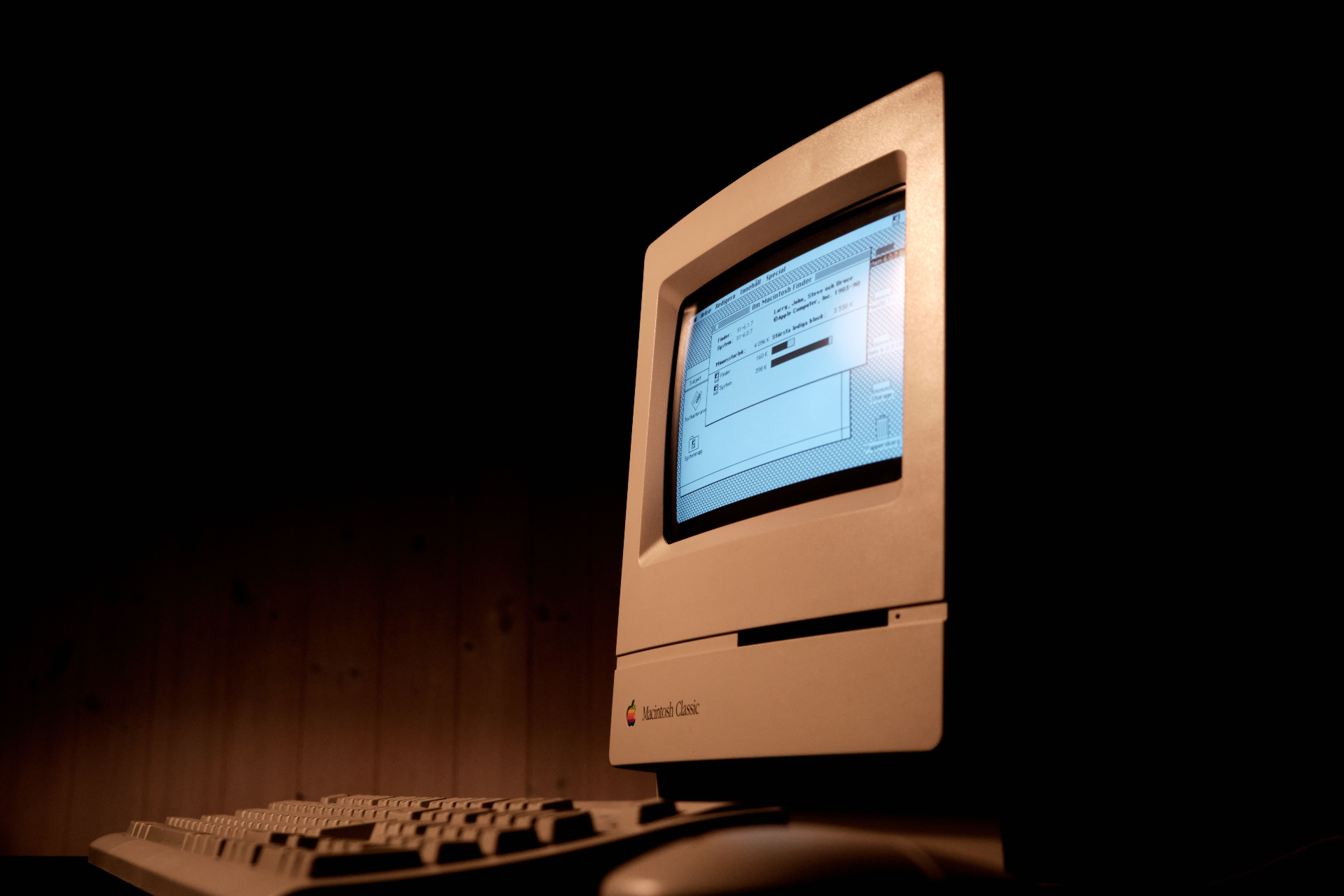 Oude accounts verwijderen, verlaten Macintosh Classic in het donker symboliseert vergeten accounts