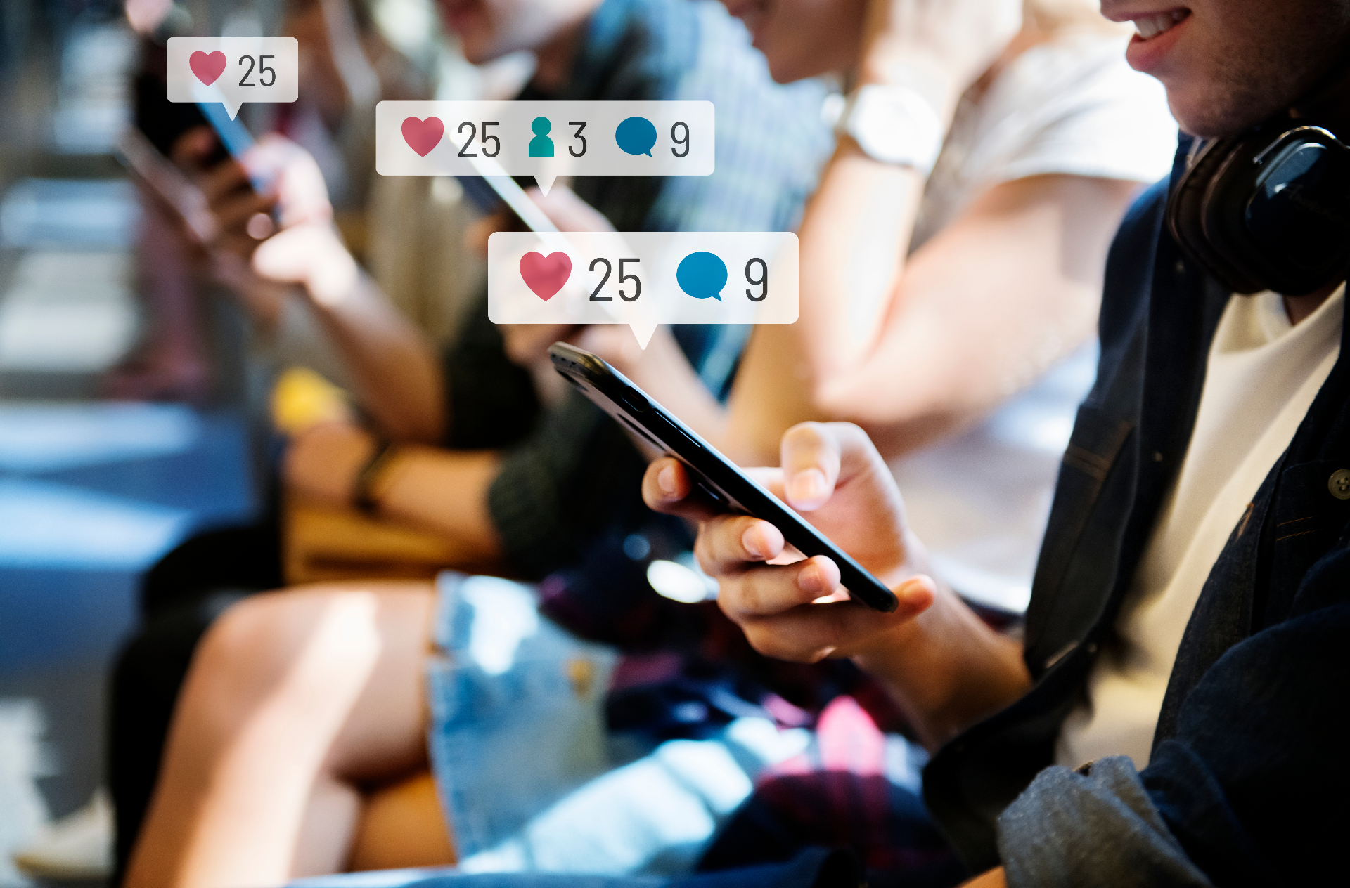 TikTok, Snapchat en BeReal account verwijderen, jongeren scrollen naast elkaar op hun telefoon met zwevende like- en reactie-iconen